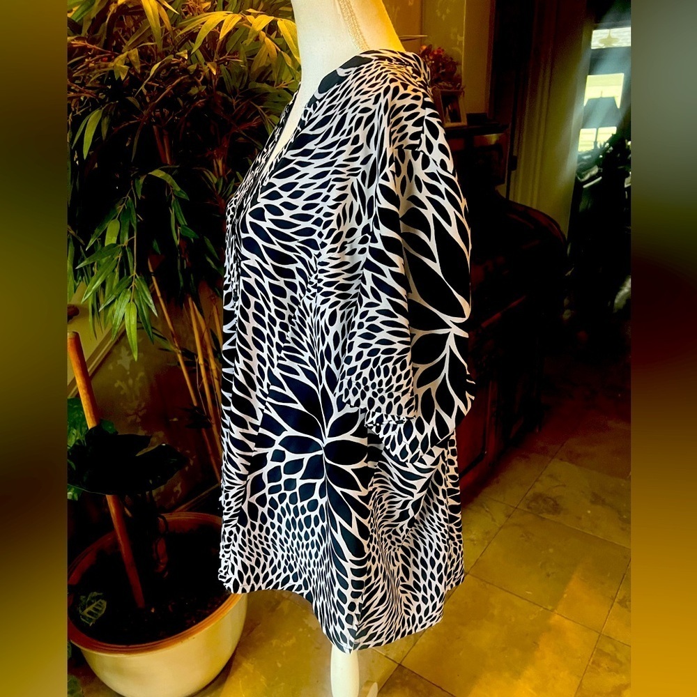 Maggie Barnes Black and Cream Abstract Print V-Neck Tunic - Picture 13 of 14